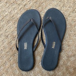 Tkee flip flops size 36